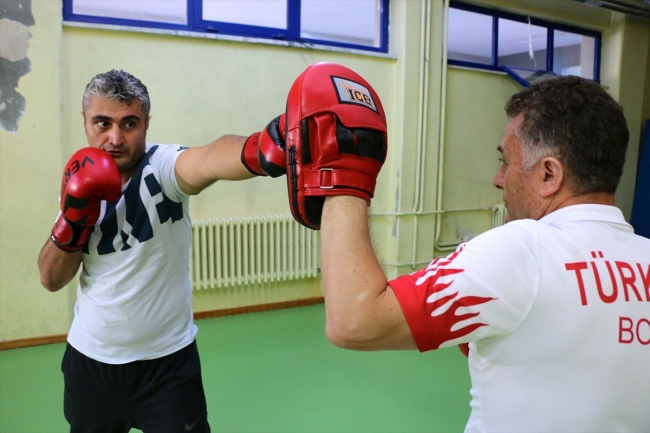 Eskişehir'de doktorlar günün stresini boks yaparak atıyor
